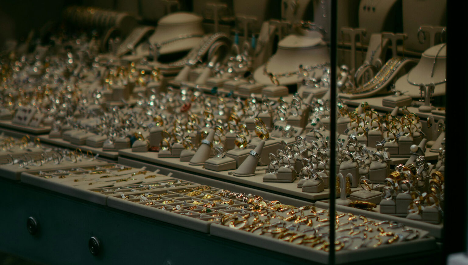 8 reasons why people sell their gold jewelry