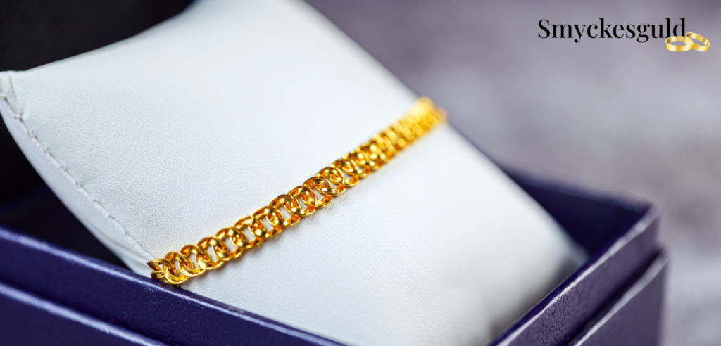 Ett guld halsband i en smyckesbox